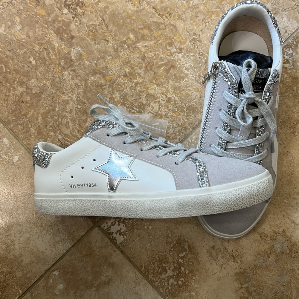 NWT Vintage Havanas silver Caroline size 6 white, glitter and suede details